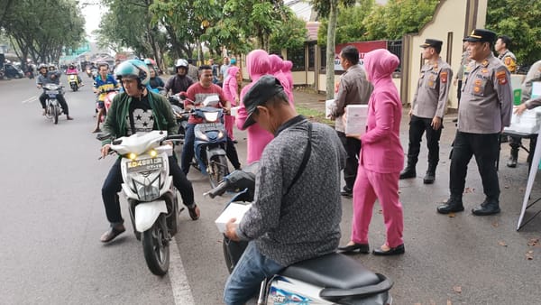 Polsek Pontianak Barat Bersama Bhayangkari Bagikan Takjil kepada Pengendara