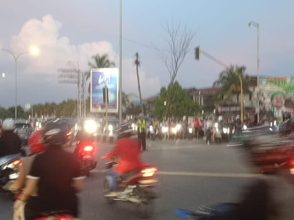 Kepadatan Jelang Berbuka, Polisi Turun Atur Lalu Lintas di Pontianak Timur