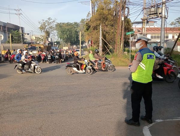 Sore Jelang Berbuka, Polsek Pontianak Utara Ingatkan Pengendara Tertib Lalu Lintas