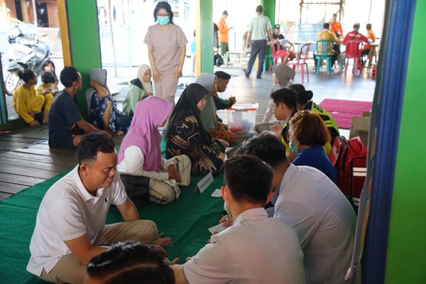 Rumkit Bhayangkara Turun Tangan Berikan Dukungan Medis bagi Korban Kebakaran di Panarung Bawah