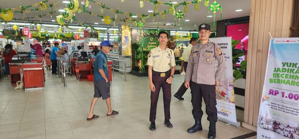 Jaga Keamanan, Anggota POSPAM Ops Ketupat Kapuas 2026 Patroli di Supermarket Mitra Anda Sungai Jawi