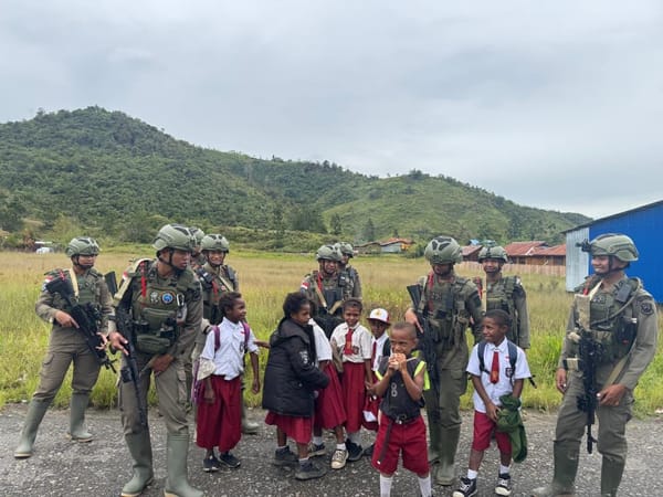 Satgas Damai Cartenz Gelar Patroli Humanis di Oksibil, Disambut Hangat Warga dan Tawa Anak-Anak Kampung Kabiding