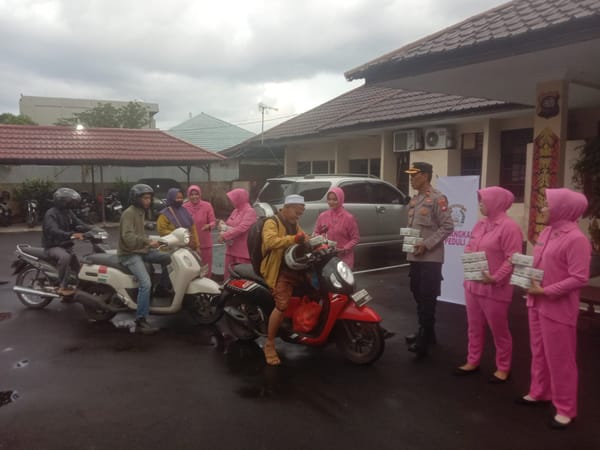 Wujud Kepedulian di Bulan Suci, Polsek Pontianak Utara Rutin Berbagi Takjil untuk Warga