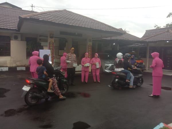 Aksi Sosial Ramadan, Polisi dan Bhayangkari Pontianak Utara Bagikan Takjil ke Masyarakat