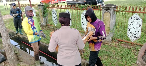 Kapolsek Pontianak Selatan Berbagi Kebahagiaan, PHL Pembersih Jalan Terima THR