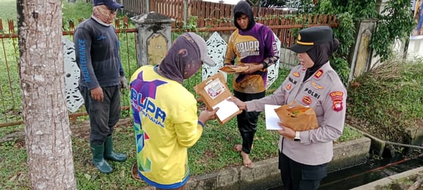 Ramadan Penuh Berkah, Kapolsek Pontianak Selatan Santuni PHL yang Bersihkan Jalan