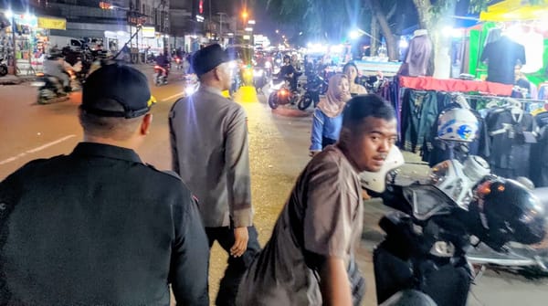 Jaga Kondusifitas Malam Hari, Petugas Pos Pam Kota Baru Gelar Patroli Dialogis