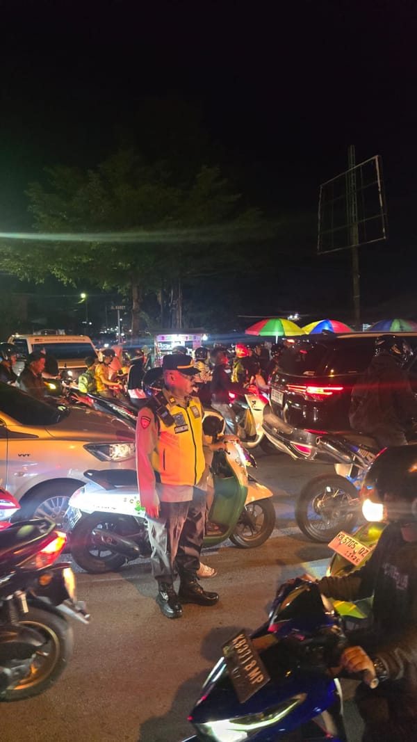 Personel Polsek Pontianak Barat Atur Lalu Lintas di Simpang Jalan Karet–Komyos Sudarso Saat Macet