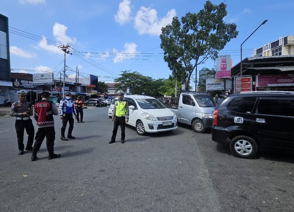 Demi Kelancaran Arus, Polsek Pontianak Kota Amankan dan Atur Antrean BBM