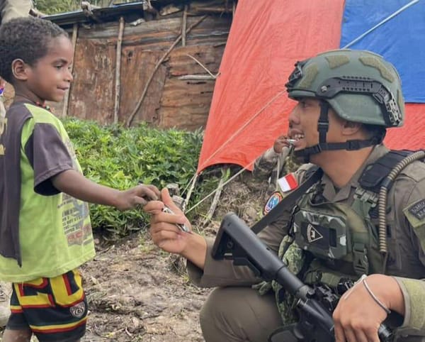 Cara Humanis Satgas Damai Cartenz di Sinak, Rangkul Anak-anak untuk Ciptakan Rasa Aman
