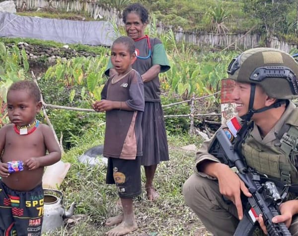 Dekatkan Diri ke Warga, Satgas Damai Cartenz Ajak Anak-anak Sinak Bermain dan Belajar
