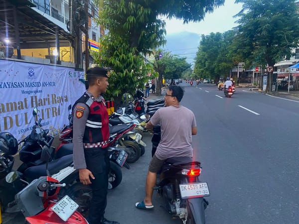Polda Bali Hadir Beri Rasa Aman Saat Malam Takbiran di Masjid An-Nur Denpasar
