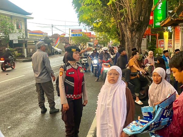 Personel Polda Bali Amankan Pelaksanaan Sholat Idul Fitri di Lapangan Arga Soka Denpasar