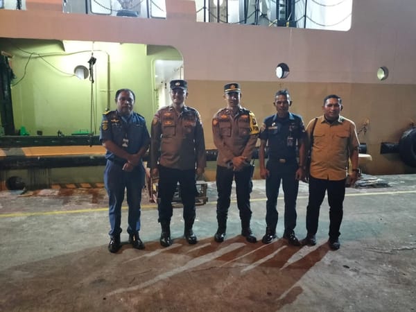 Personel Pos Terpadu Pelabuhan Dwikora Berikan Pelayanan Humanis kepada Penumpang Kapal