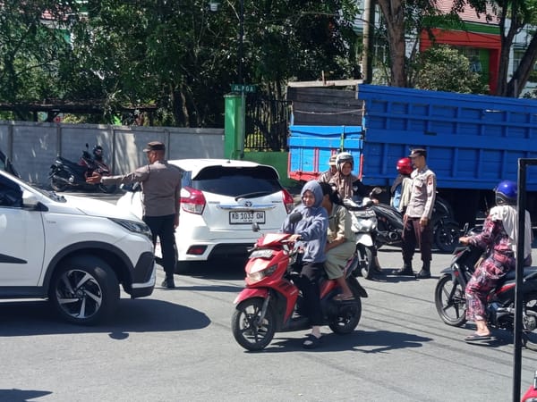 Sigap Atur Kemacetan, Personel Operasi Ketupat Kapuas 2026 Kendalikan Kepadatan di Pos Pam Kota Baru