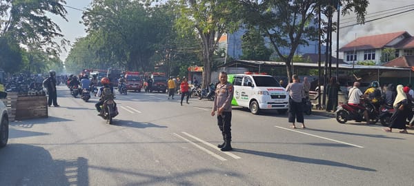 Kebakaran Hanguskan 4 Unit Rumah, Polsek Pontianak Barat Lakukan Pengamanan Lokasi dan Bantu Evakuasi Warga
