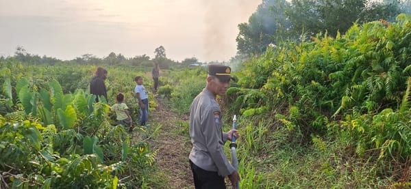 Antisipasi Karhutla, Polsek Pontianak Utara Kerahkan Personel Padamkan Api