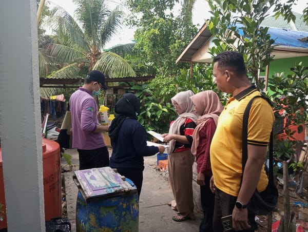 Sinergi Warga dan Polisi, Penaburan Abate Dilakukan di Kelurahan Dalam Bugis