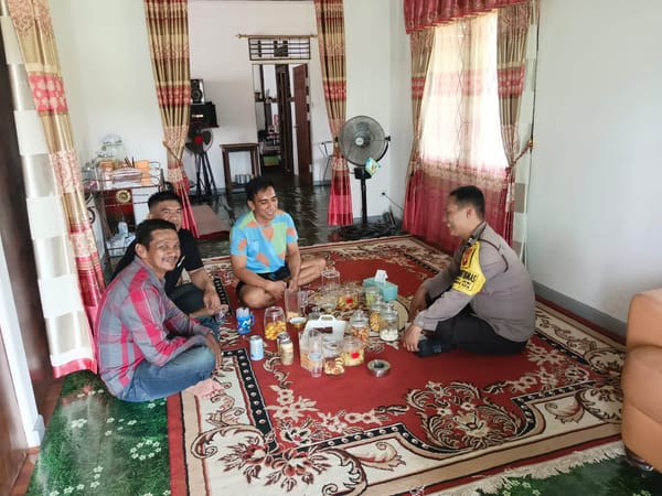 Momentum Lebaran, Bhabinkamtibmas Sungai Jawi Perkuat Silaturahmi Sambil Sampaikan Pesan Kamtibmas