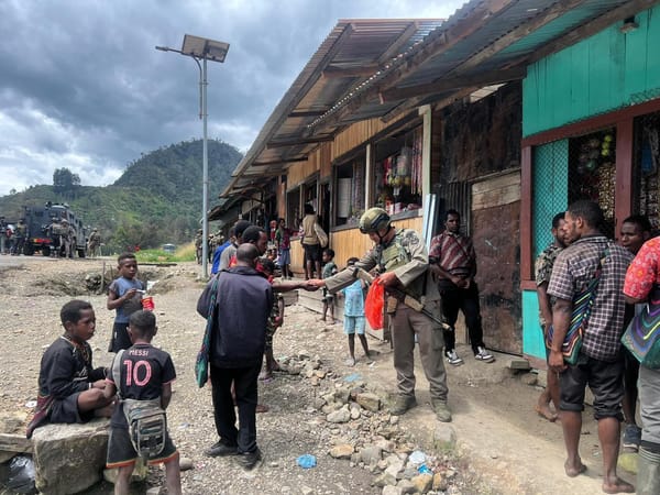 Belanja di Pasar Sinak: Upaya Mendekat, Tapi Kepercayaan Masih Perlu Waktu