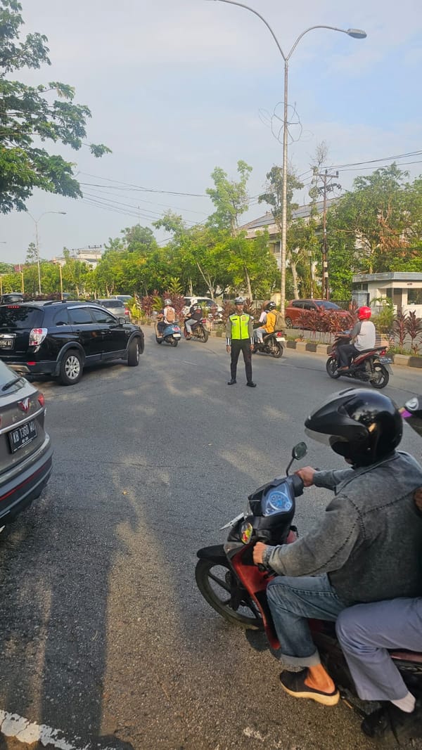 Personel Polsek Pontianak Selatan Laksanakan Strong Point Pagi, Antisipasi Kepadatan Arus Pasca Libur Sekolah.
