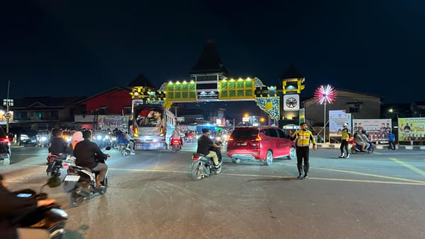 Antisipasi Kemacetan Pasca Lebaran 2026, Personel Pospam Tanjung Raya Intensifkan Pengaturan Lalu Lintas Manual