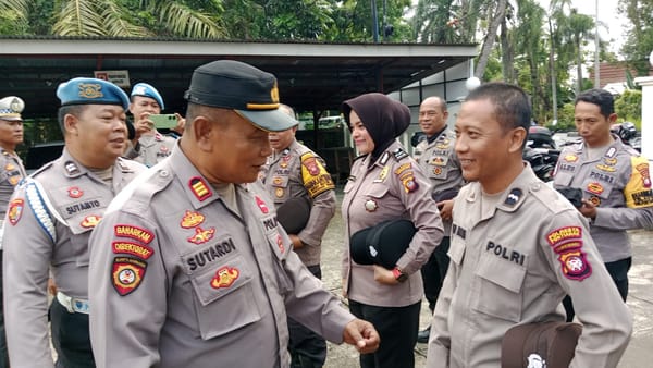 Perkuat Disiplin Internal, Waka Polsek dan Kanit Propam Cek Sikap Tampang Personel