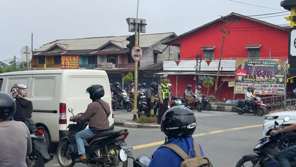 Personil Gabungan Polsek Pontianak Timur Laksanakan Pengaturan Lalu Lintas di Pagi Hari