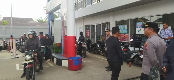 Cegah Kepanikan Warga, Polsek Pontianak Timur Lakukan Patroli dan Imbauan di SPBU