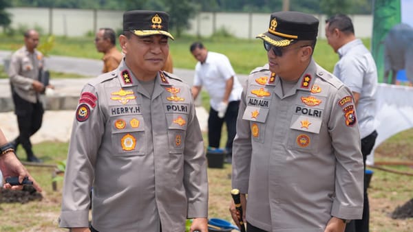 Dukung Kesejahteraan Nelayan, Kapolda Riau Salurkan 20 Mesin Ketinting untuk Warga Pesisir Meranti