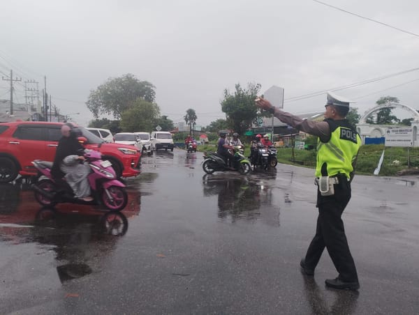 Atur Arus Lalin di Simpang Ampera–Danau Sentarum, Unit Lantas Polsek Pontianak Kota Turun ke Lapangan