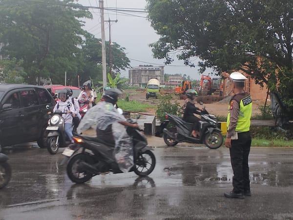 Unit Lantas Polsek Pontianak Kota Laksanakan Pengaturan Lalu Lintas di Simpang Ampera–Danau Sentarum