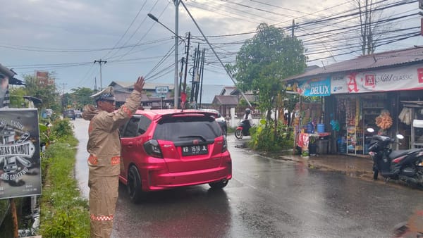 Diguyur Hujan, Personel Polsek Pontianak Selatan Tetap Siaga Atur Lalu Lintas Cegah Kemacetan