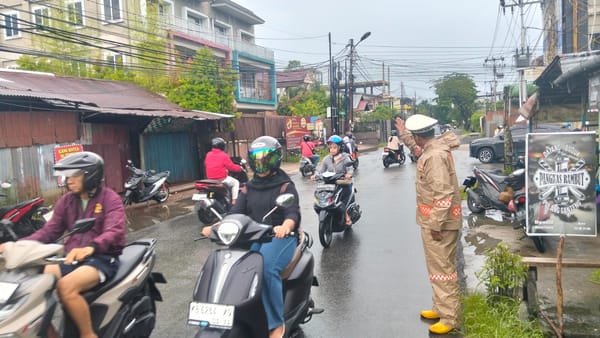 Berbekal Mantel Hujan, Polisi Tetap Tertibkan Arus Lalin di Pontianak Selatan Demi Kelancaran Jalan