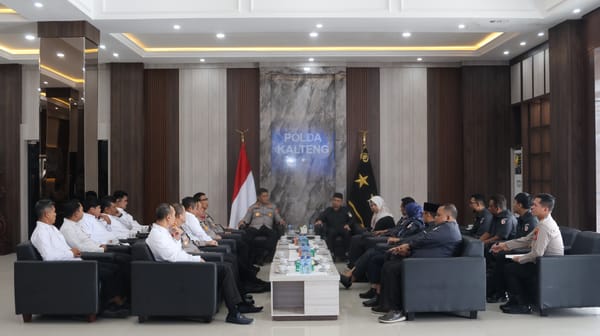 Sukses Amankan Pilkada, Kapolda Kalteng Dianugerahi Penghargaan oleh Bawaslu RI