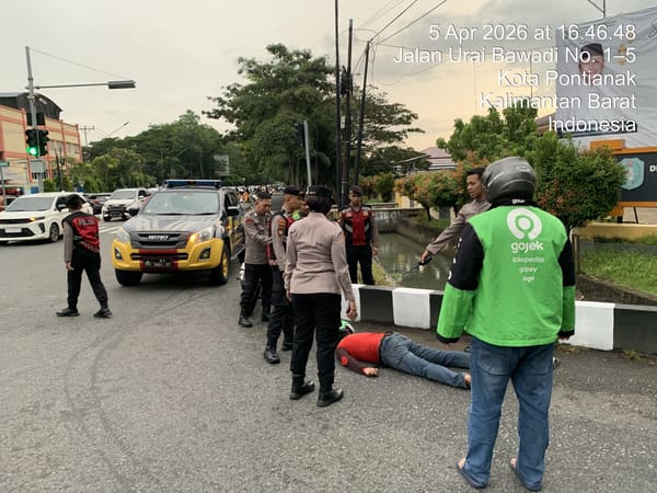 Tindakan Simpatik Polsek Pontianak Selatan Bantu Pengemudi Ojol Korban Laka Tunggal
