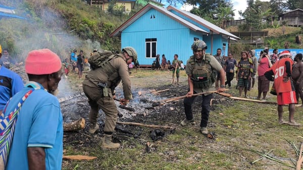 Bangun Kedekatan dengan Warga, Satgas Ops Damai Cartenz Ikut Tradisi Bakar Batu di Sugapa
