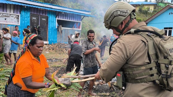 Satgas Ops Damai Cartenz Hadir di Tradisi Bakar Batu, Pererat Kebersamaan dengan Warga Sugapa