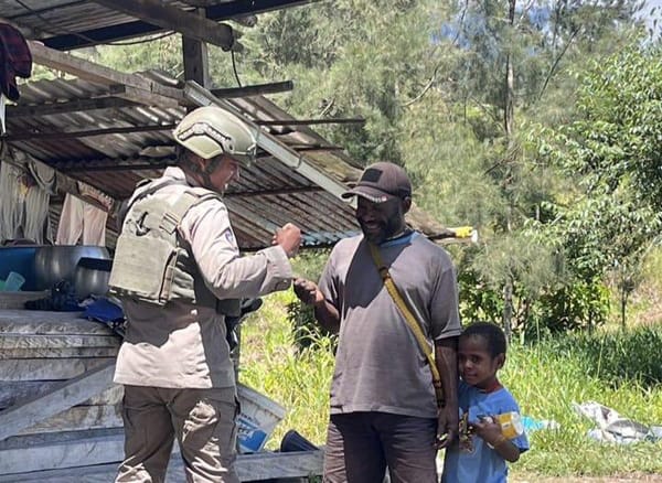 Satgas Damai Cartenz Pererat Hubungan dengan Warga Sinak Melalui Patroli Jalan Kaki