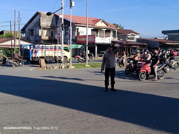 Bhabinkamtibmas Polsek Pontianak Timur Atur Lalu Lintas Pagi Hari, Arus Kendaraan Lancar dan Tertib