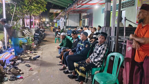 Di Tengah Doa dan Duka, Kehadiran Polisi Menguatkan: Bhabinkamtibmas Hadiri Tahlilan Warga