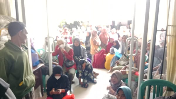 Bhabinkamtibmas Saigon Monitoring Pembagian Beras Bulog di Kelurahan Saigon