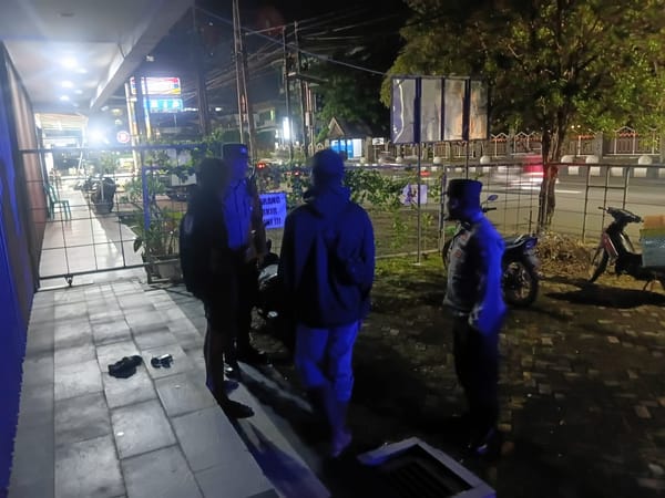 Respon Cepat Aduan Warga, Enggang Selatan Tertibkan Aktivitas Nongkrong di Depan Ruko Jalan Sultan Sjahrir.
