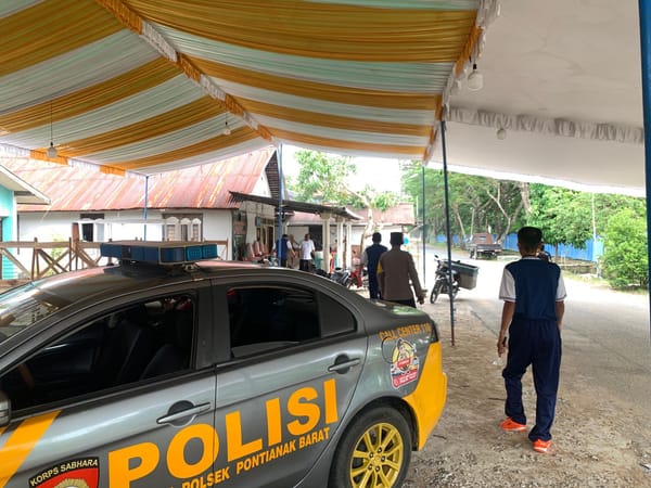 Cegah Gangguan Lalu Lintas, Personel Polsek Pontianak Barat Sosialisasikan Aturan Pemasangan Tenda Hajatan