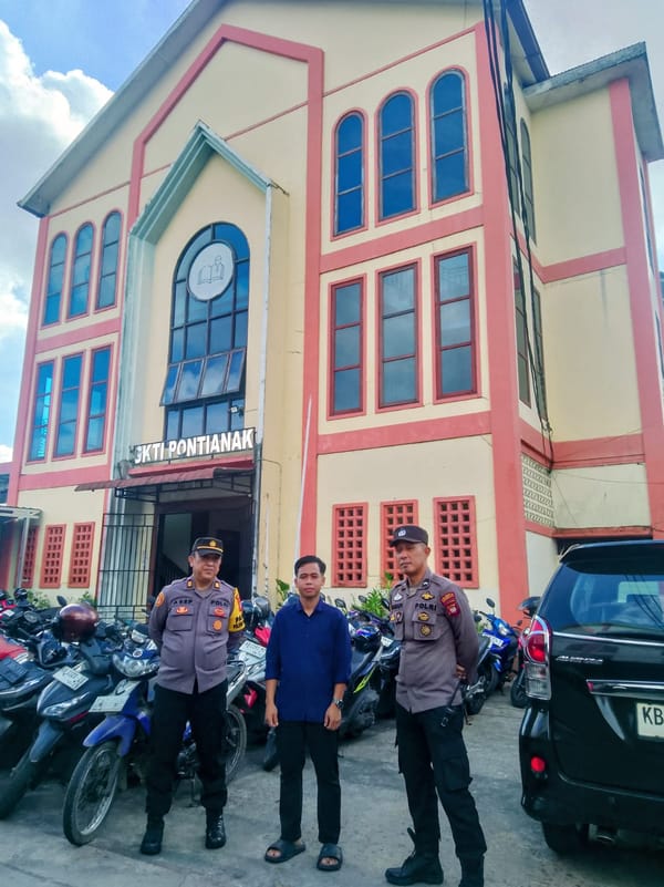 Dekat dengan Jemaat, Personel Enggang Polsek Pontianak Barat Sampaikan Imbauan Kamtibmas di Gereja