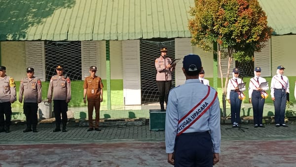 Kapolsek Pontianak Selatan Pimpin Upacara di Sekolah, Tanamkan Nilai Disiplin dan Kepedulian Sejak Dini
