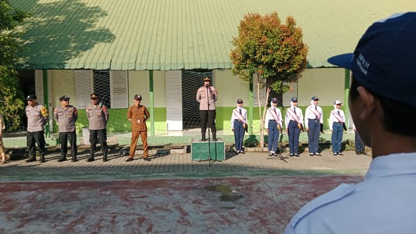 Kapolsek Pontianak Selatan Jadi Inspektur Upacara, Tanamkan Disiplin dan Kepedulian pada Pelajar