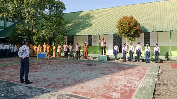 Jadi Irup di Sekolah, Kapolsek Pontianak Selatan Ajak Pelajar Tingkatkan Disiplin dan Kepedulian Sosial