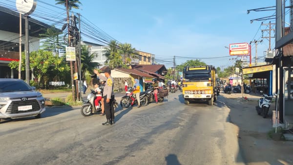 Anggota Binmas Polsek Pontianak Timur Hadir di Tengah Masyarakat, Laksanakan Pengaturan Lalu Lintas Pagi Hari