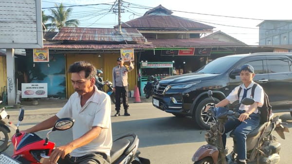 Hadir di Tengah Masyarakat, Personel Binmas Pontianak Timur Gatur Lalin Pagi dan Jaga Ketertiban